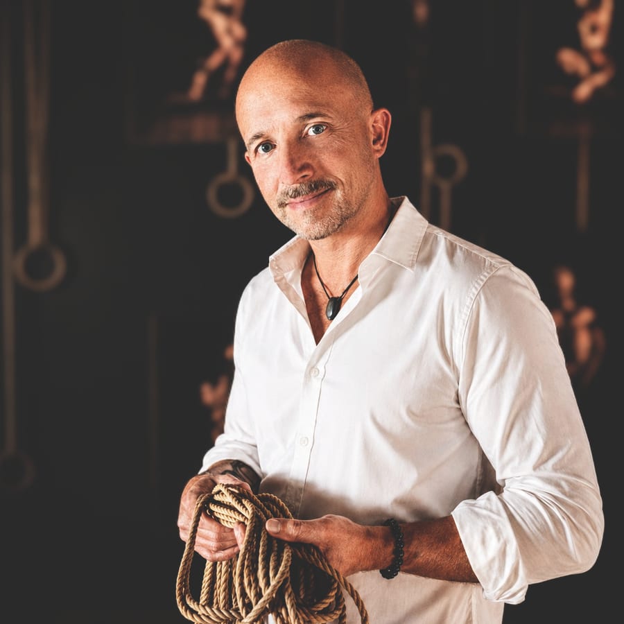 Seb Kinbaku tenant des cordes de Shibari
