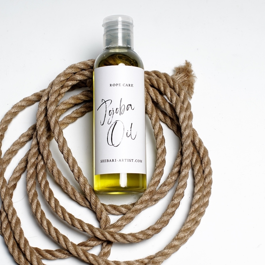 Nourrir Vos Cordes de Shibari : Découvrez l'Huile de Jojoba Pure B.D.S 