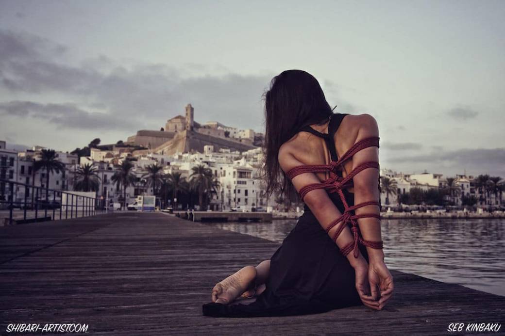 Sesión de Shibari en el puerto de Ibiza con Dalt Vila al fondo